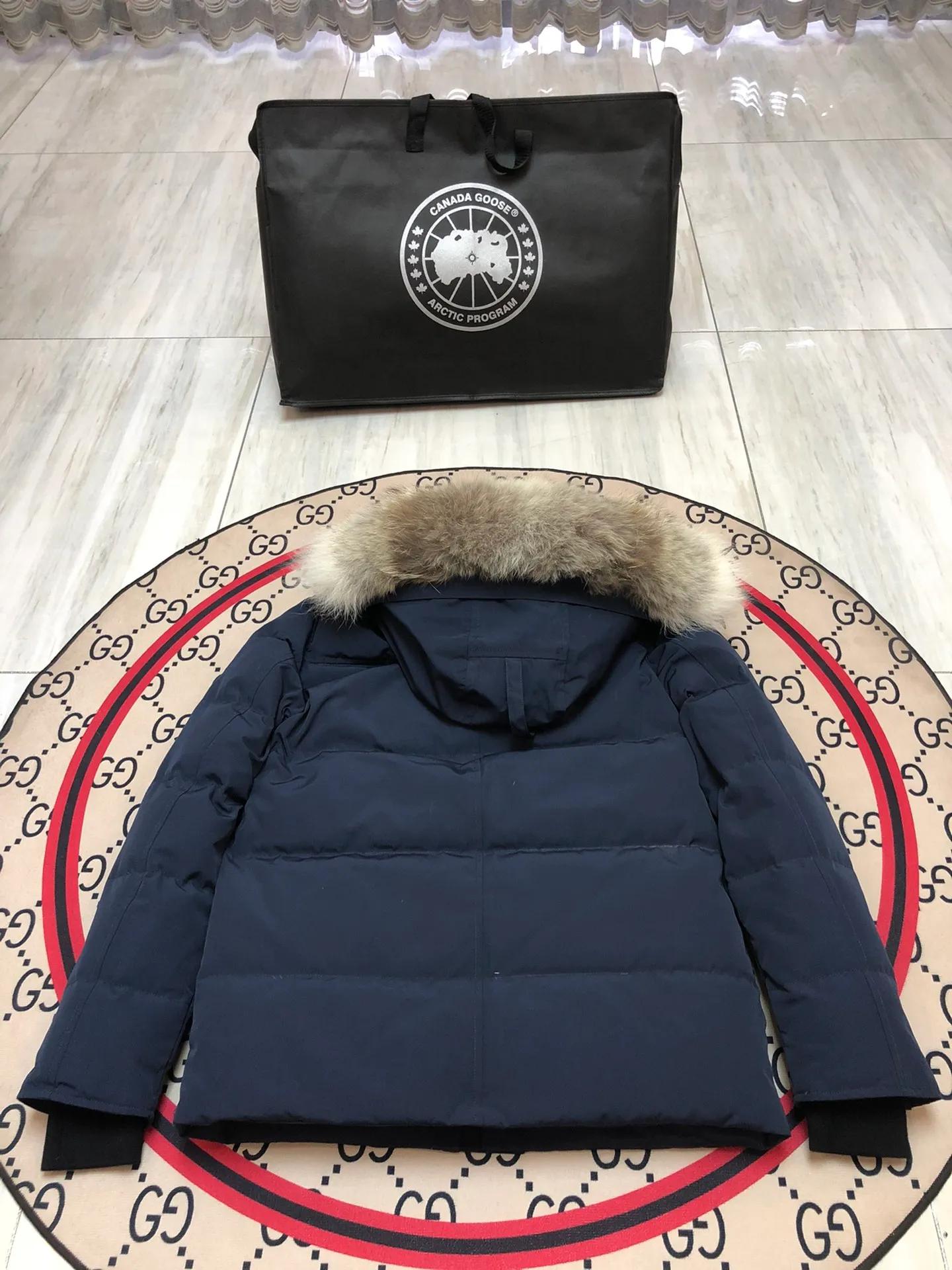 P800 Canada Goose Wyndham Parka has 29 styles for men and women. The hood and fur collar are detachable. My personal favorite is simple and elegant. It is clean and tidy. All Arctic and Antarctic scientific expedition teams choose Canada Goose as their cold wear. It is the Rolls-Royce of down jackets. ➖ Industry-leading anti-counterfeiting chip sensing. ➖ Imported Behringer embroidery machines and customized embroidery labels, the highest level and industry leading. ➖ Imported Korean 21-count polyester-cotton blended original fabric, TC85 waterproof coated fabric, water-repellent, windproof and wear-resistant. ➖ The new national standard 80 white duck down is filled with an average of 520 grams of down. The amount of down filled is industry-leading. ➖ 100% nylon lining with double double-layer sealing design to prevent velvet running, and seamless thread design on the cuffs! ➖ Western Canadian Green Wolf Collar. ➖ Yoshida YKK provides original factory-customized electroplated sliders. YKK two-way lockable zippers are tight and smooth and do not peel off paint. ➖ 3M composite Velcro is durable and the accessories and hardware are all custom-made. Note: Our copywriting is only simple and clear. Instead of bragging about the copywriting, it is better to compare and understand with samples. Only for the purest goose, the most dedicated, the most professional, the highest quality, the highest cost performance! SIZE:S-XXL [With size chart]